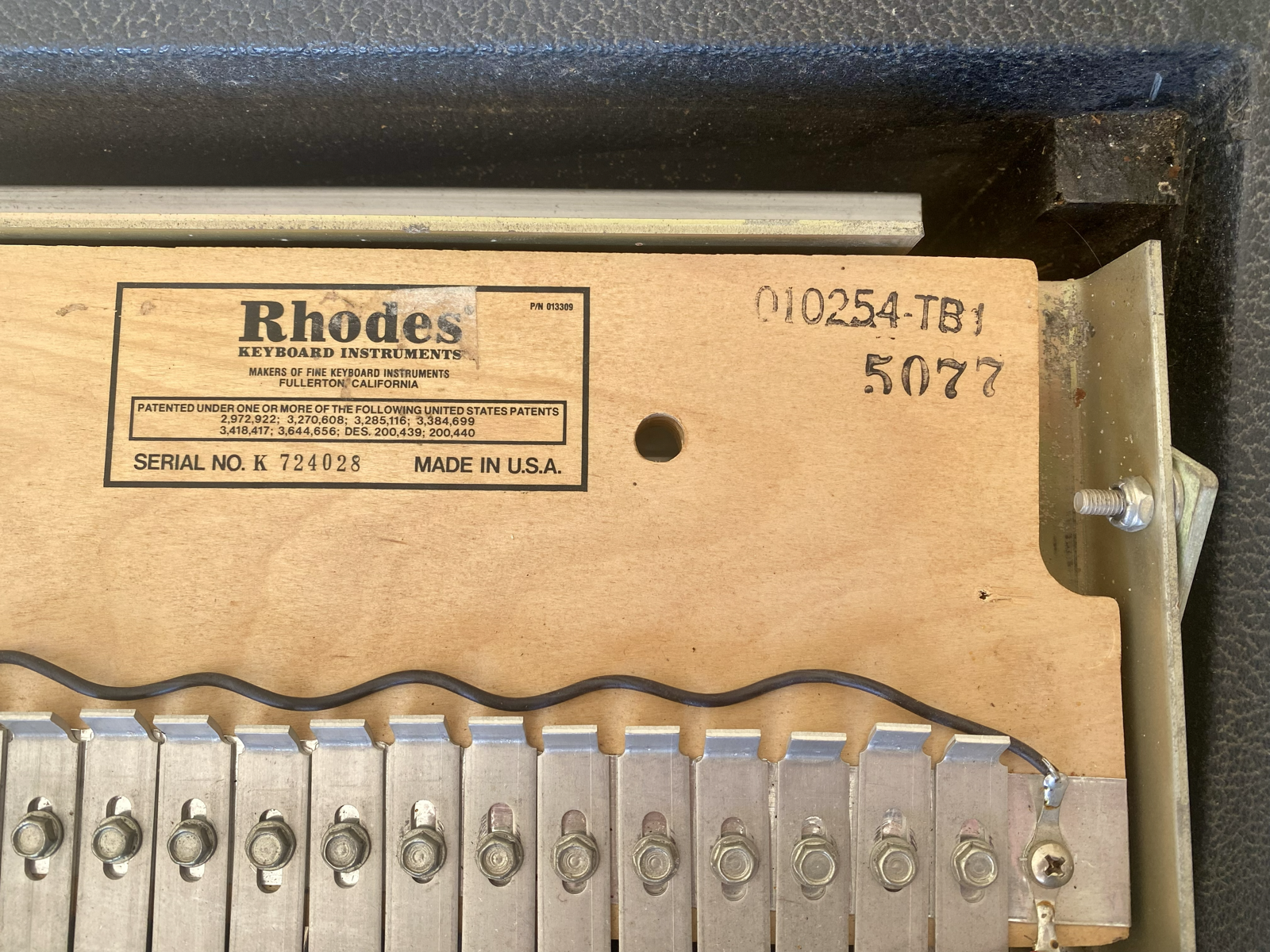 Serienummerplaat K 724028, harp stamp week 50 1977